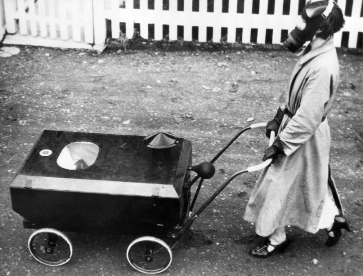 2. Une infirmière pousse un berceau anti-gaz (Londres 1938)