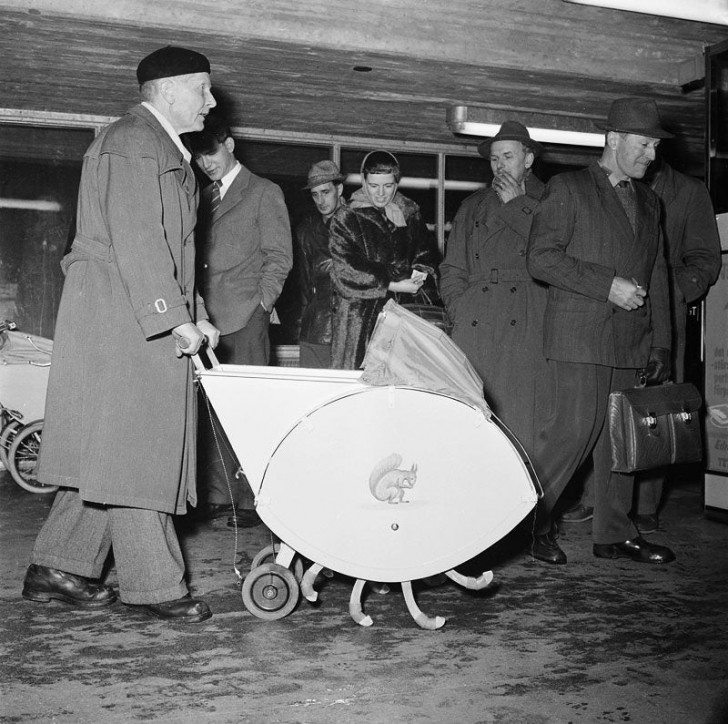 3. Dr. Pettersson zeigt seine Erfindung: ein Kinderwagen, der Treppen steigen kann (1956)
