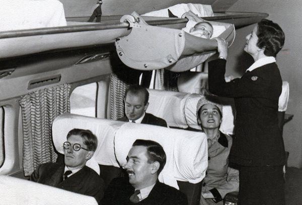 Kinder, die in den 1950er Jahren mit dem Flugzeugen reisten