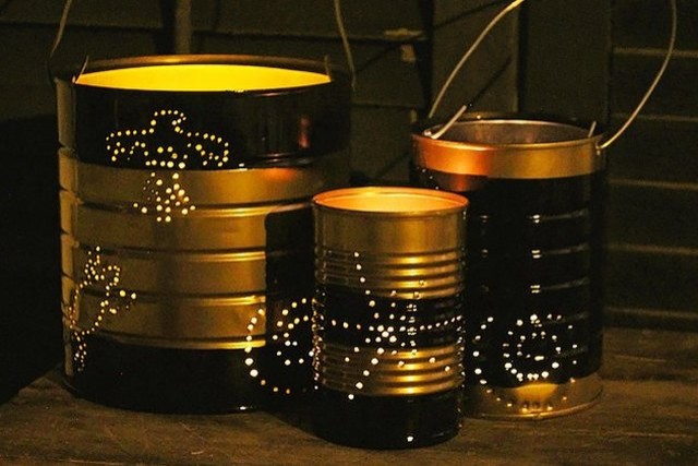 7. Create un'atmosfera magica anche di sera con queste facilissime lanterne ricavate da contenitori di latta