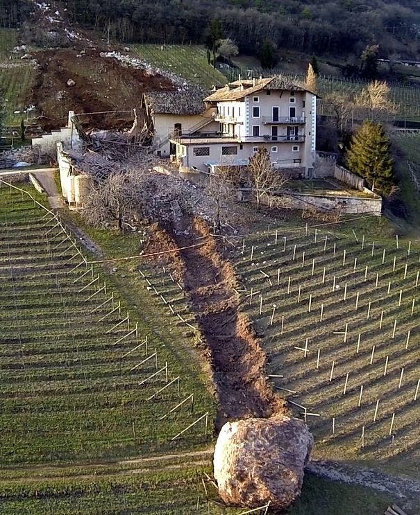 Ce rocher a détruit le champ, mais a laissé la maison intacte