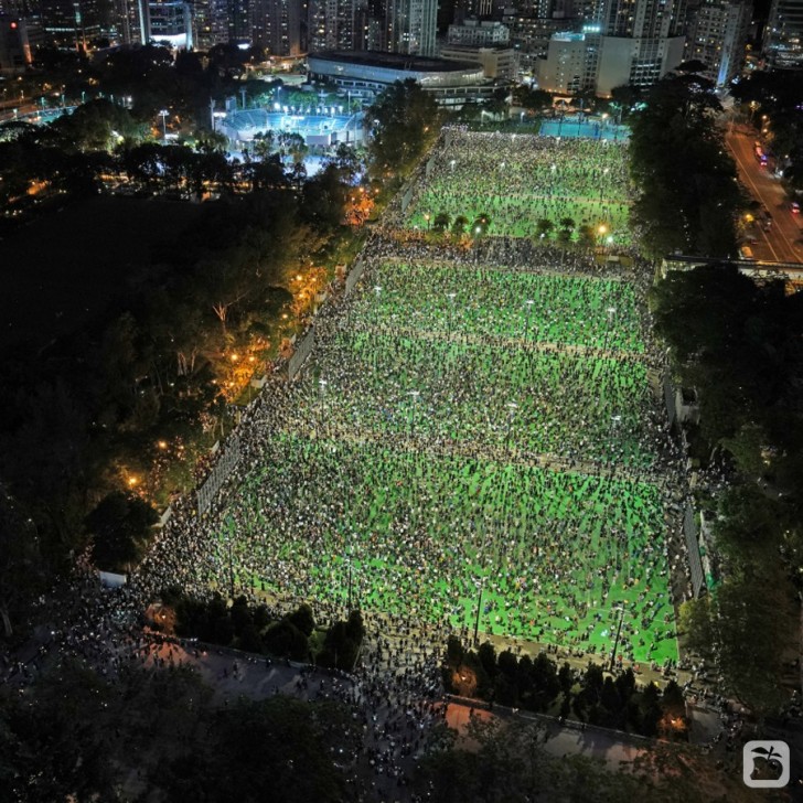 Immaginate di catturare questa folla oceanica ad Hong Kong con il vostro smartphone...impressionante!