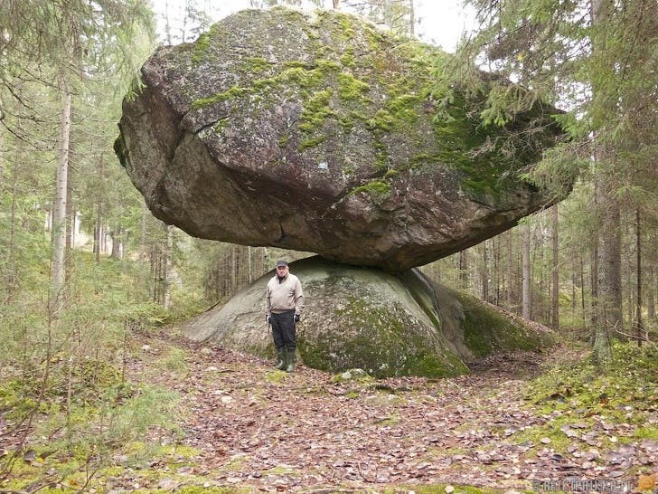 Wir können nicht genau sagen, ob der Mann klein ist oder ob der Stein besonders groß ...