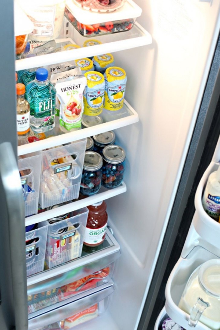 5. Ordinare gli alimenti con dei contenitori da frigorifero permette di organizzare in modo efficiente anche il frigo rendendo anche più semplice tenerlo pulito