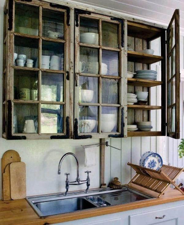 7. Una cucina di questo tipo è lo spazio ideale in cui proporre elementi fai da te, come questo pensile fatto con vecchie finestre e legno riciclato
