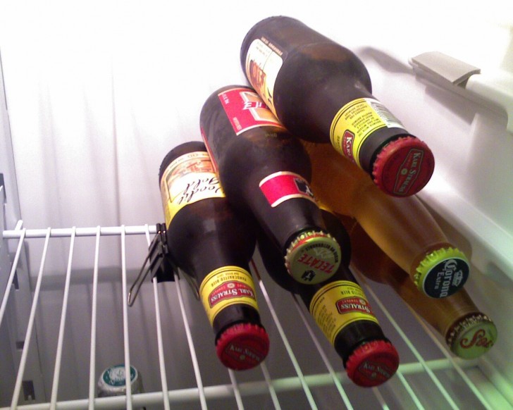 7. Wenig Platz im Kühlschrank für eure Getränke? Verwendet eine Büroklammer, um für das Bier Platz zu schaffen!