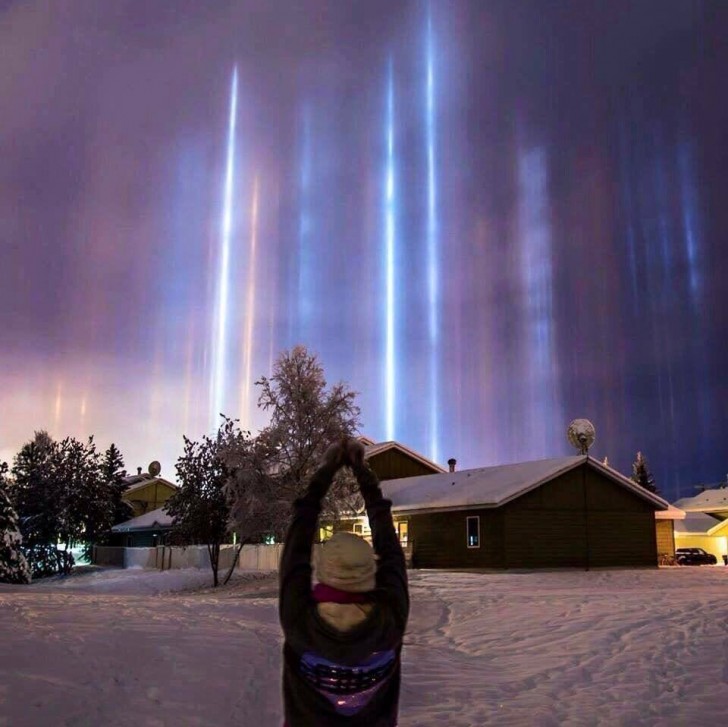 I pilastri di luce in Alaska accadono quando il riflesso della luce stessa attraversa dei piccoli cristalli di ghiaccio sospesi nell'atmosfera