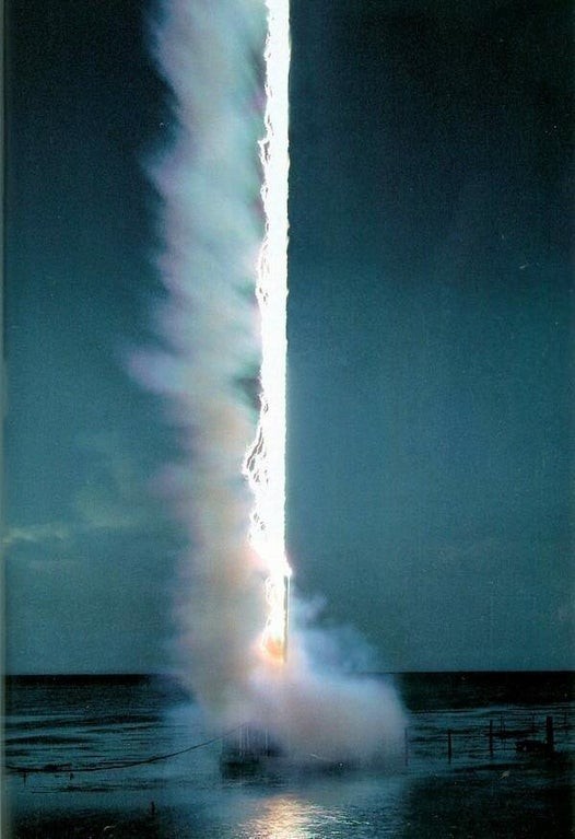 Il momento esatto in cui un fulmine colpisce l'acqua del mare...impressionante!