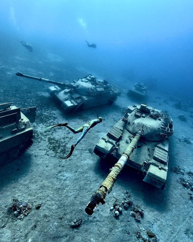 Vecchissimi mezzi corazzati abbandonati nelle profondità del mare: fa un po' effetto!