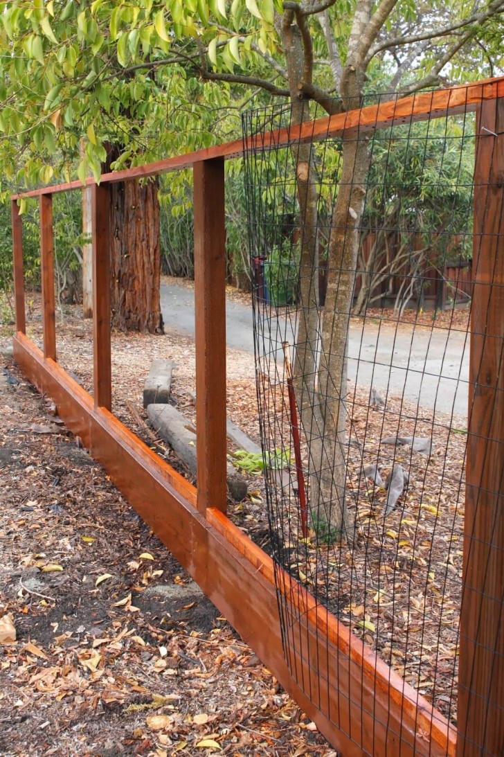 10. La semplice rete metallica è la forma di recinzione più elementare, ma se installata su cornici di legno diventa molto più piacevole