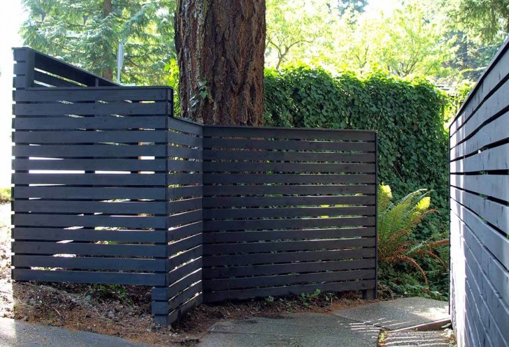 3. Qualsiasi recinzione dalle forme semplici se dipinta di nero o colori scuri assume subito un aspetto più moderno e sofisticato