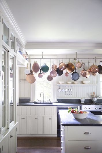 2. Anche questo display di tegami di ogni forma e colore dal soffitto è un tocco originale in cucina