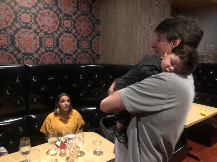 Este niño se ha dormido plácidamente entre los brazos de un desconocido...¡los padres en el restaurante le agradecen!