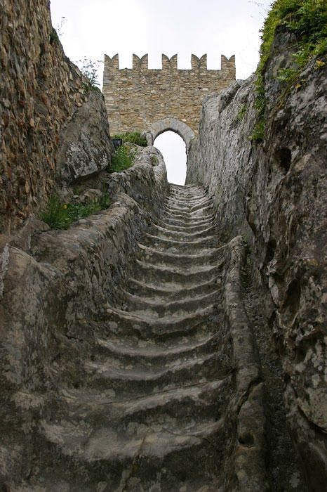 1. Chissà quante persone avranno percorso questa scalinata di un castello medievale: veramente tante, a giudicare da come sono ridotti i suoi gradini!