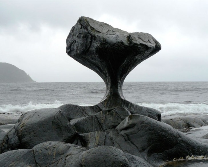 11. Anche qui il mare e il tempo hanno formato un mix incredibile nel modellare questa enorme pietra!