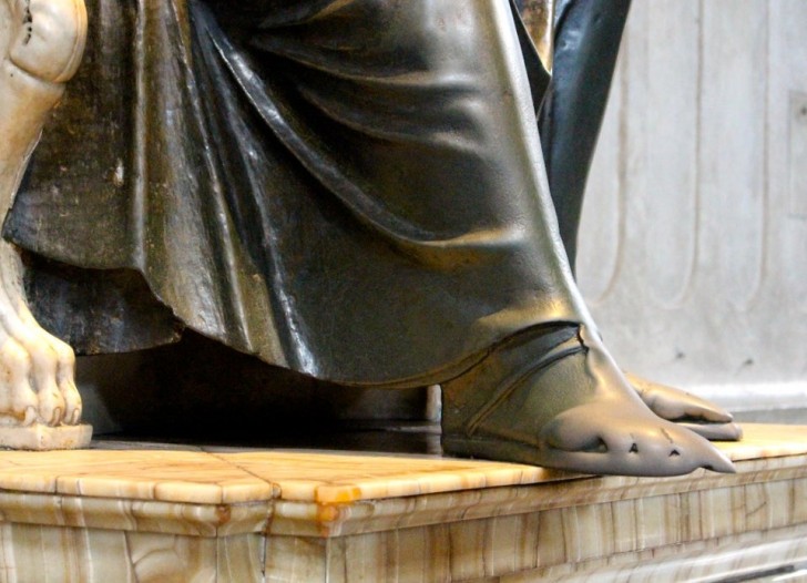 14. Der rechte Fuß der Statue des heiligen Petrus im Inneren der Vatikanischen Basilika ist von Hunderttausenden von Pilgern berührt worden...