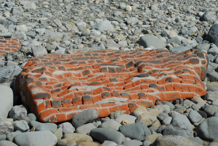 2. Oui, c'était un mur de briques, avant que la force de la mer et du temps ne le façonnent à leur goût