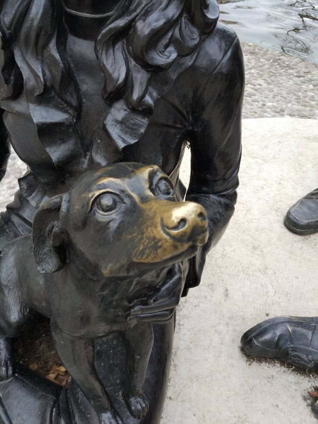 7. Das Streicheln der Schnauze dieser Skulptur in Form eines kleinen Hundes muss ein Zeitvertreib sein, den viele Menschen seit vielen Jahren genießen!