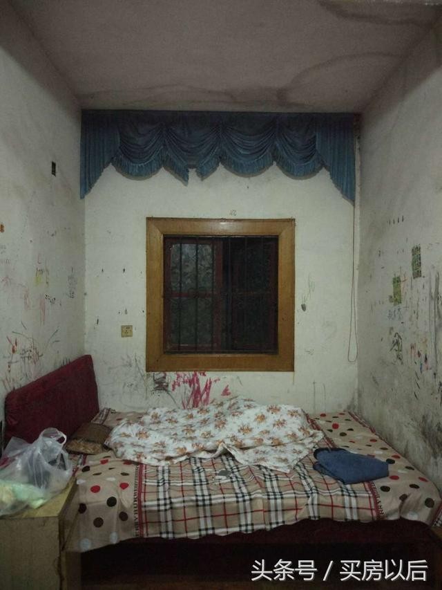 La chambre qu'il a prise en location était un vrai désastre...