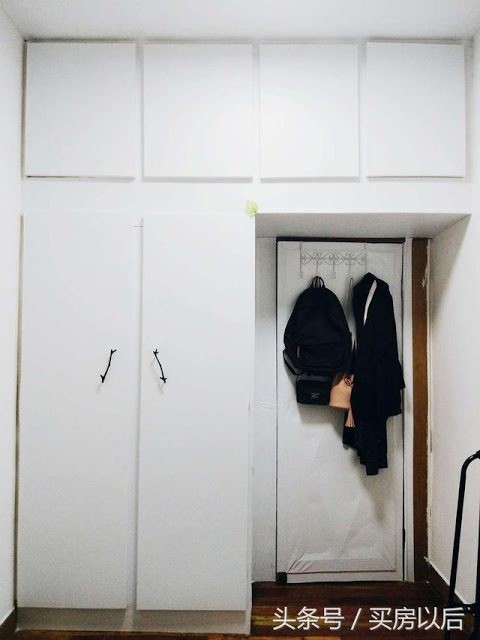 Voilà qui est déjà mieux : une belle armoire peinte en blanc et un porte-manteau à la porte.
