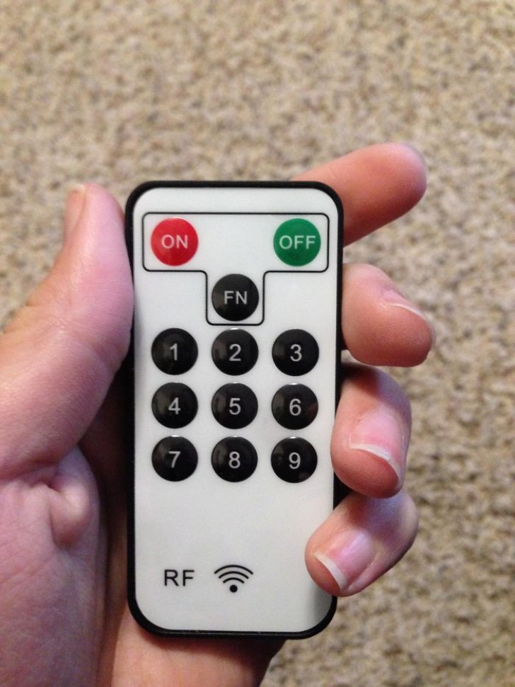 13. Peut-être la seule télécommande au monde où "on" est rouge et "off" est vert... et le bouton "0" est également manquant