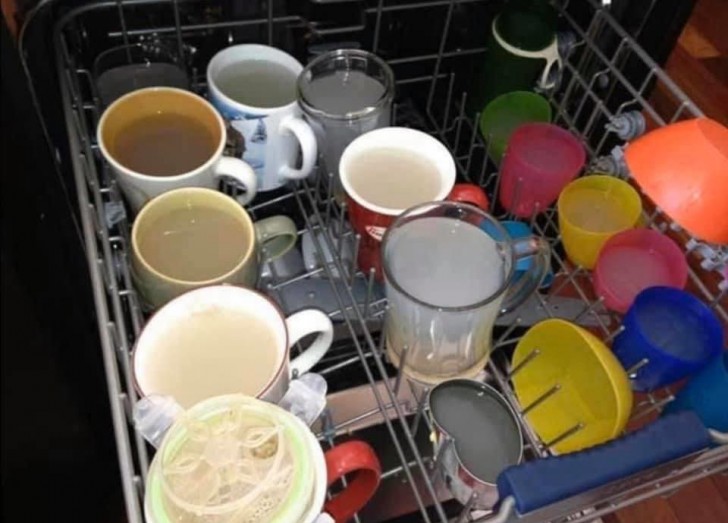 9. Prima regola per caricare la lavastoviglie: bicchieri, tazze e contenitori profondi a testa in giù!