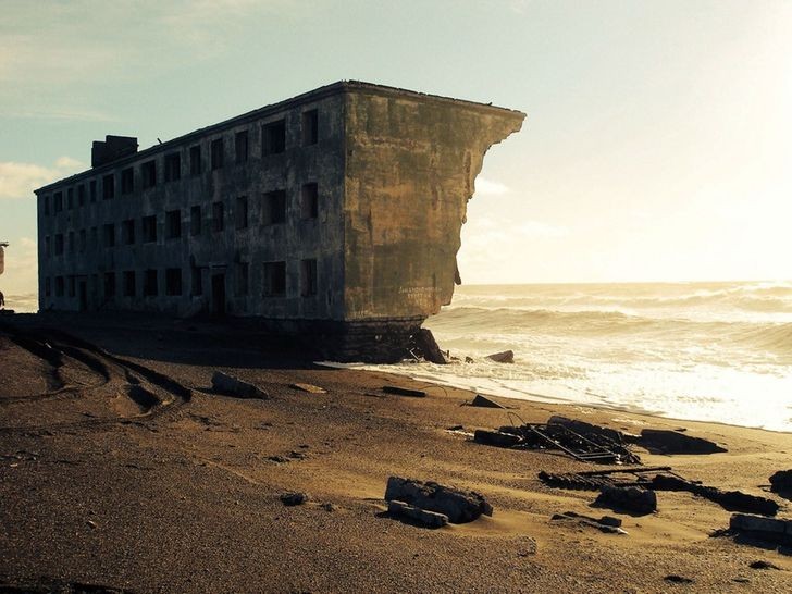 Un edificio abbandonato che è stato reclamato dalle onde del mare...
