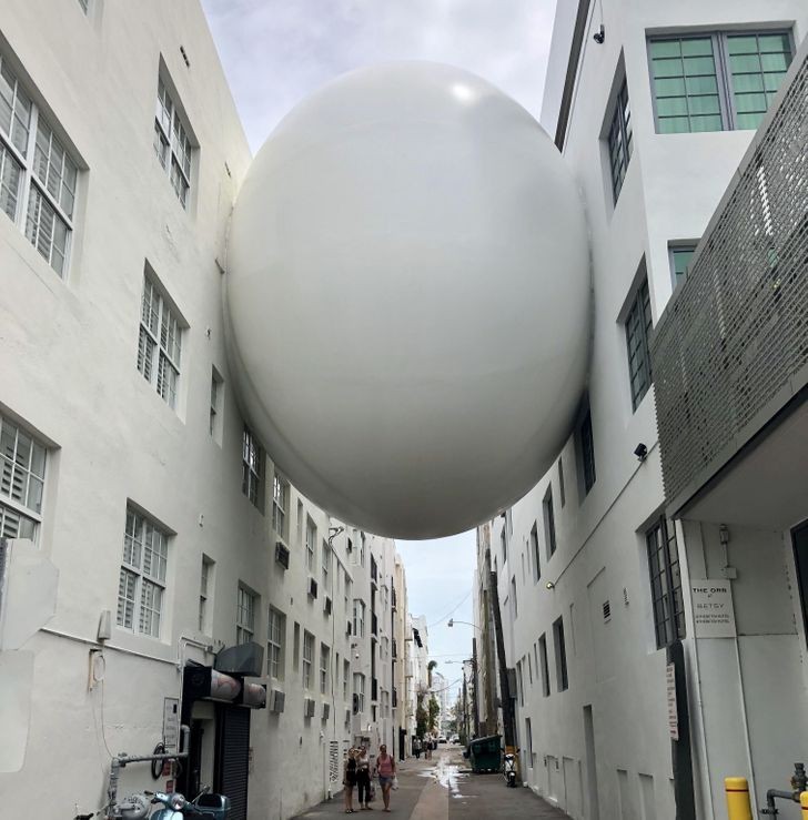 Un œuf géant reliant deux bâtiments dans le sud de Miami !