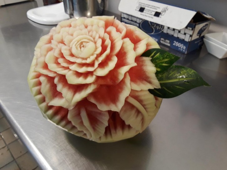 Oui, c'est un melon sculpté et décoré... de quoi littéralement surprendre !