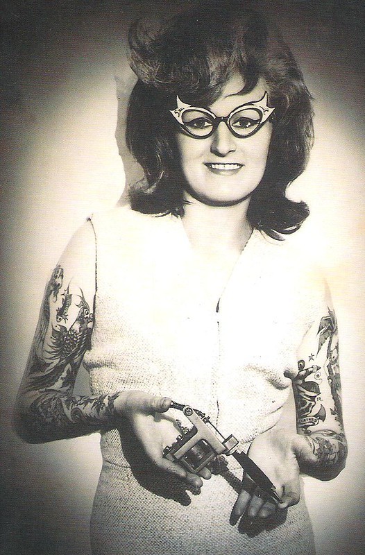 1. Bev Nicholas, alias Cindy Ray, l'artiste qui a fait sensation en Australie dans les années 60 avec ses tatouages