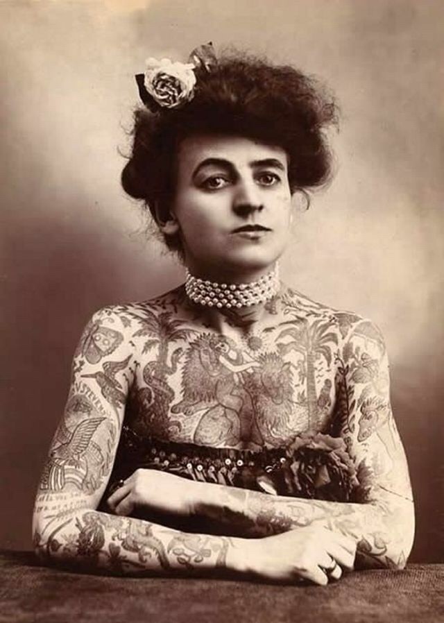 10. Uno dei più celebri scatti vintage di tatuaggi: è l'artista circense e prima tatuatrice donna Maude Wagner ritratta nel 1907