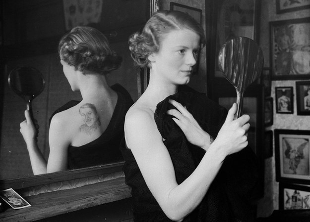 14. Uno scatto "rubato" che mostra una giovane ragazza con un tatuaggio del tutto simile a quelli che oggi sono più in voga: risale al 1936