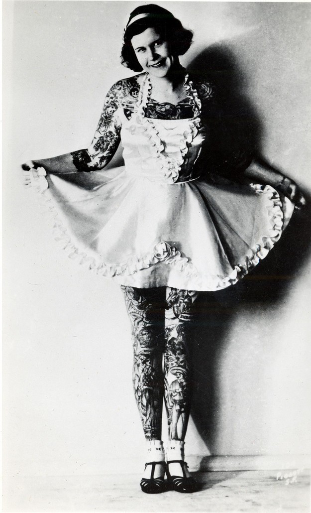 3. Die Tätowierkünstlerin Betty Broadbent auf einem Foto aus den 1930er Jahren