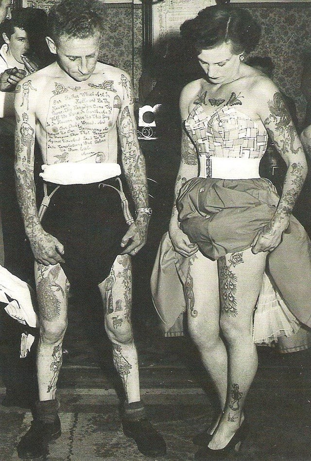 6. Uno scatto degli anni '50, quando alcune donne e alcuni uomini già mostravano orgogliosamente le loro opere d'arte dipinte sul corpo