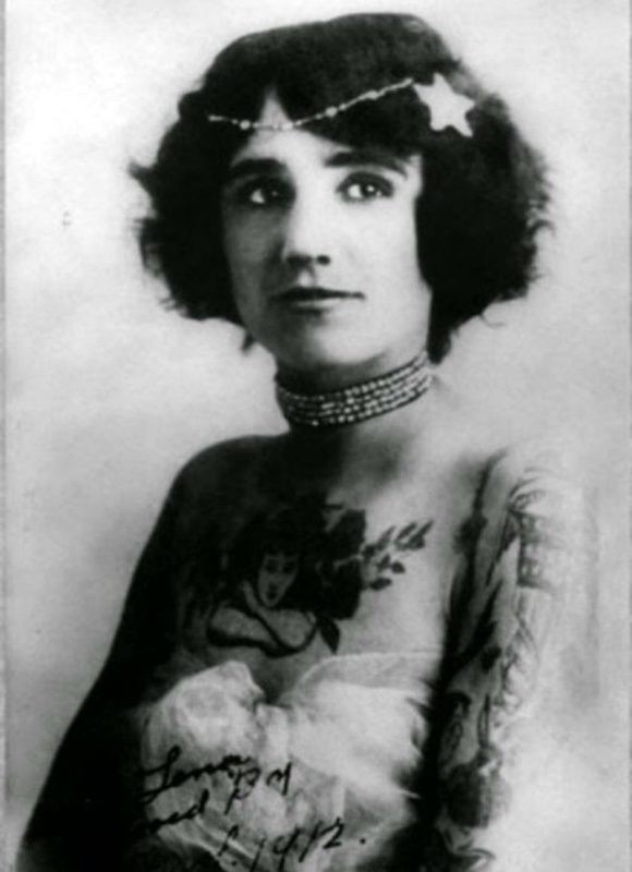 9. Cette photo date de 1912, et montre une belle fille tatouée déjà à cette époque