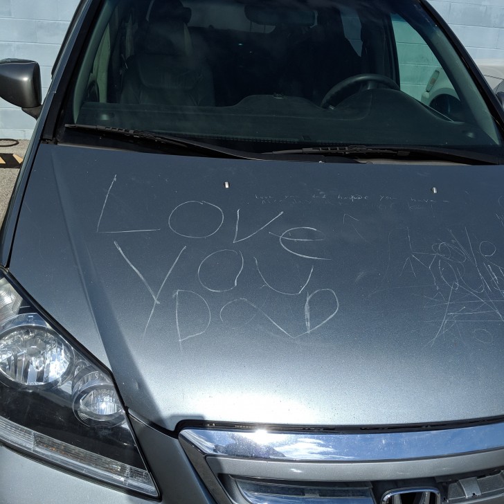 11. Il a écrit "Je t'aime, papa" sur le capot de la voiture... À se demander si le papa sera heureux...