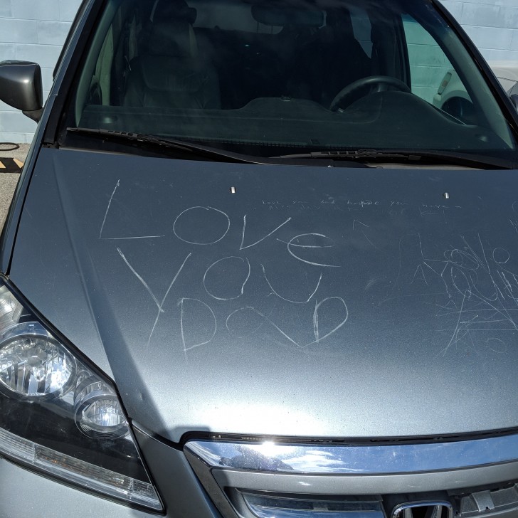 11. Er hat "Ich hab' dich lieb, Papa" auf die Motorhaube geschrieben... ob der Vater so glücklich darüber ist...