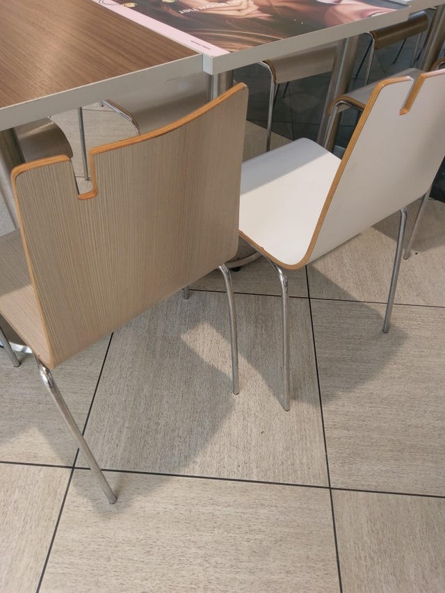 1. Queste sedie hanno degli appositi spazi dove fissare le borse da appendere allo schienale!