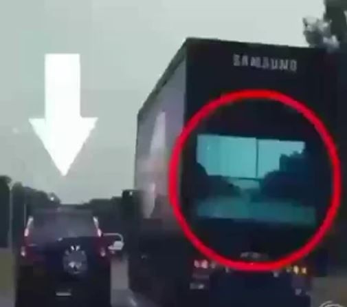 10. Ein Bildschirm hinter einem LKW, der das Bild der Straße von der Seite und von vorne projiziert, um das Überholen für die Hinteren einfach und sicher zu machen