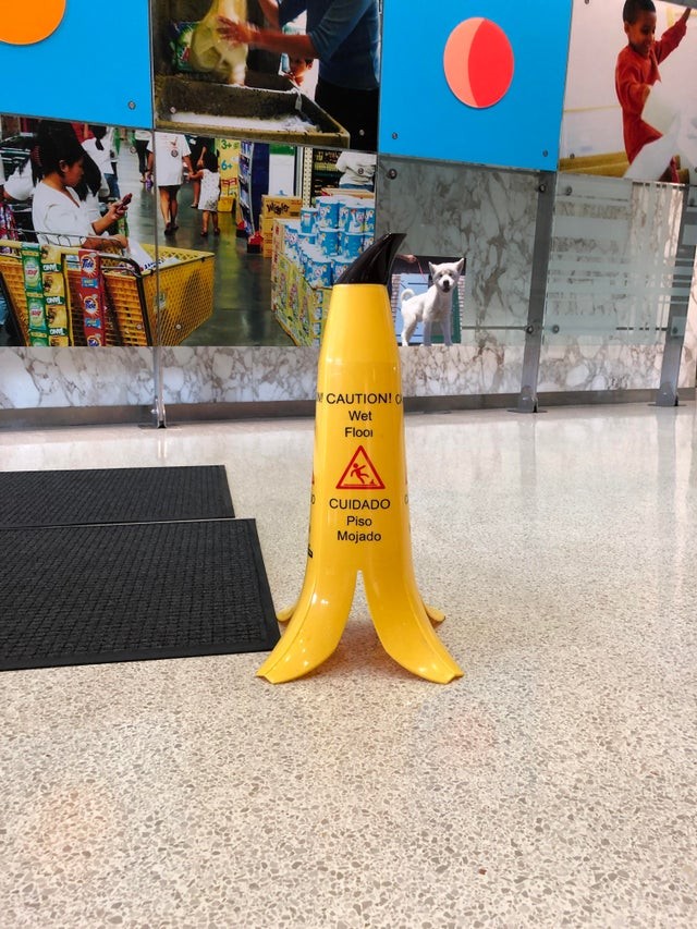 4. Se non fosse chiaro il cartello di "pavimento bagnato", questo a forma di banana rende davvero bene l'idea!