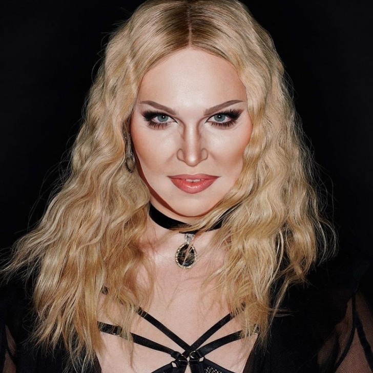Alexis Stone è anche una perfetta Madonna...wow!