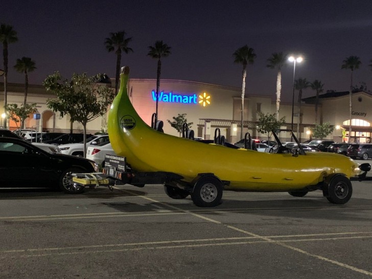 6. Une banane roulante sur le parking... Pourquoi pas !