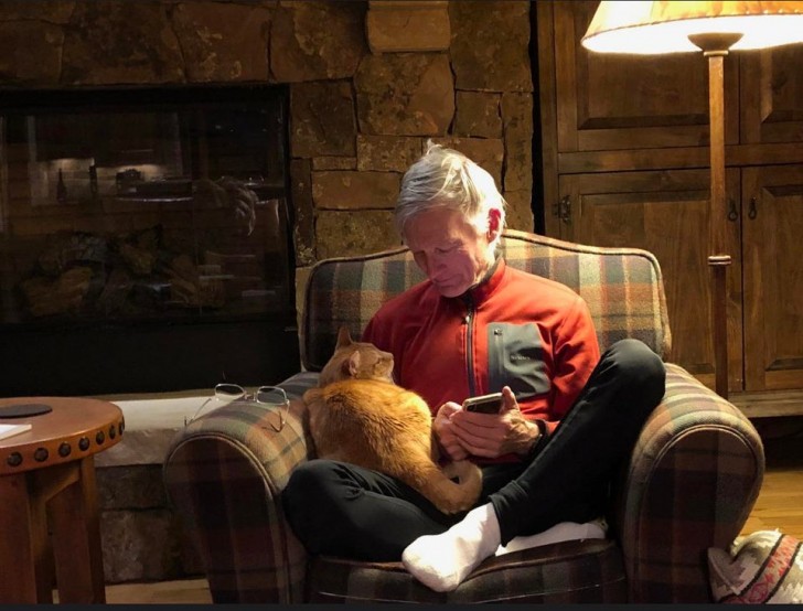 Mein Vater hasste die Vorstellung, eine Katze im Haus zu haben, nun liest er ihr vor dem Schlafengehen in seinem bequemen Sessel ein Märchen vor...