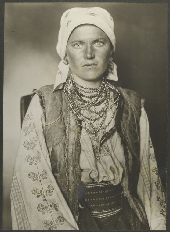 5. Ritratto di una donna rutena, un'etnia slava orientale che occupava un territorio molto vasto