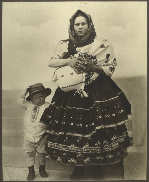 7. Eine slowakische Frau mit ihrem Kind
