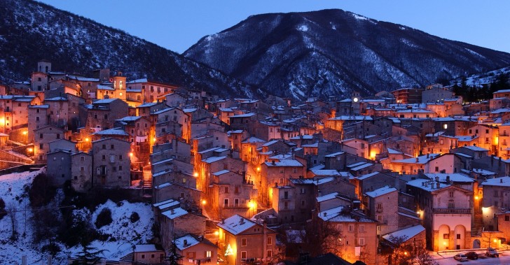 Ein nächtlicher Blick auf das verschneite Dorf: Mit seinen Lichtern und seiner magischen Luft erinnert es an eine Krippe...