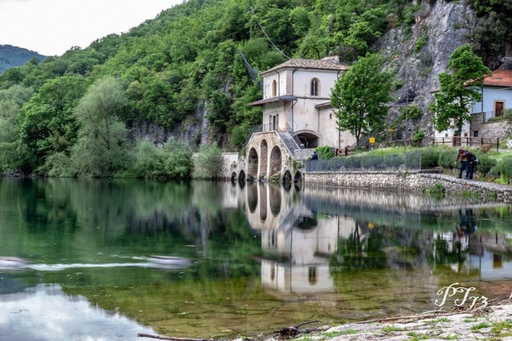 Das Heiligtum der Madonna del Lago oder der Annunziata ist eine kleine Kirche am südwestlichen Ufer des Sees
