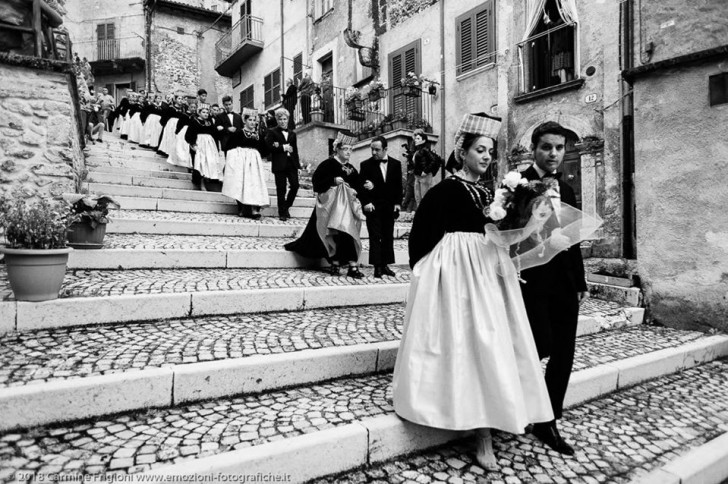 Ju Catenacce, la procession de mariage typique qui a lieu le 14 août de chaque année et dans laquelle toutes les femmes portent la robe traditionnelle de Scanno