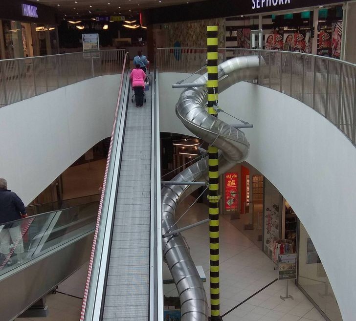 In einem Einkaufszentrum in Prag kann man statt der Rolltreppen auch die Rutsche nehmen... eine tolle Idee für Kinder!