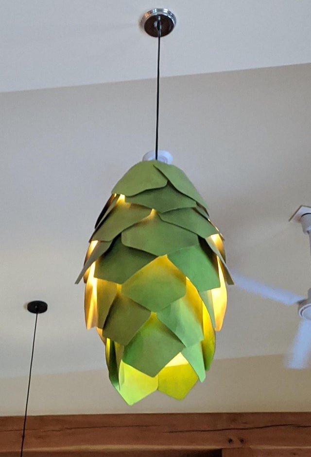 Il design molto particolare di questo lampadario di una birreria